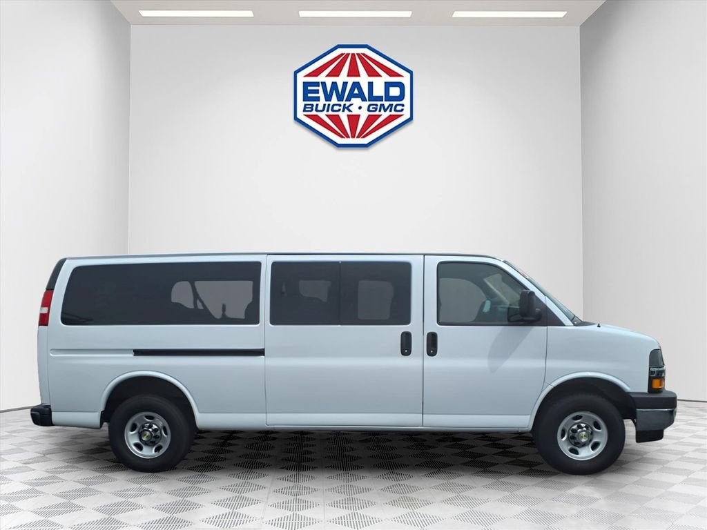 2024 Chevrolet Express Passenger 3500 1LT